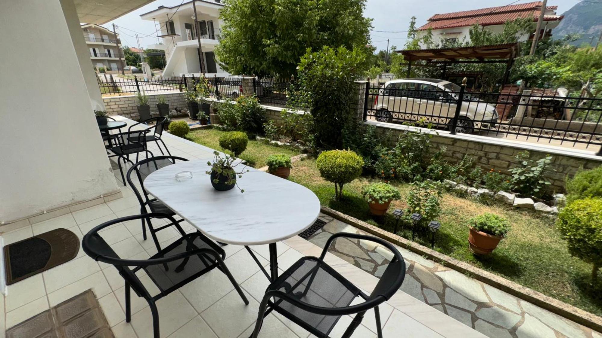 Petit House Under The Rocks Apartment Kalambaka Exterior photo
