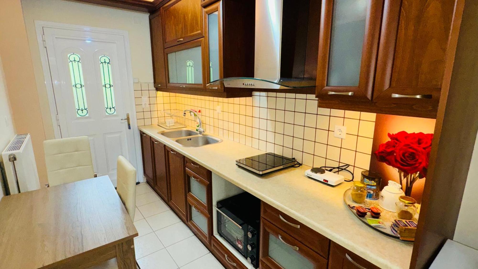 Petit House Under The Rocks Apartment Kalambaka Exterior photo