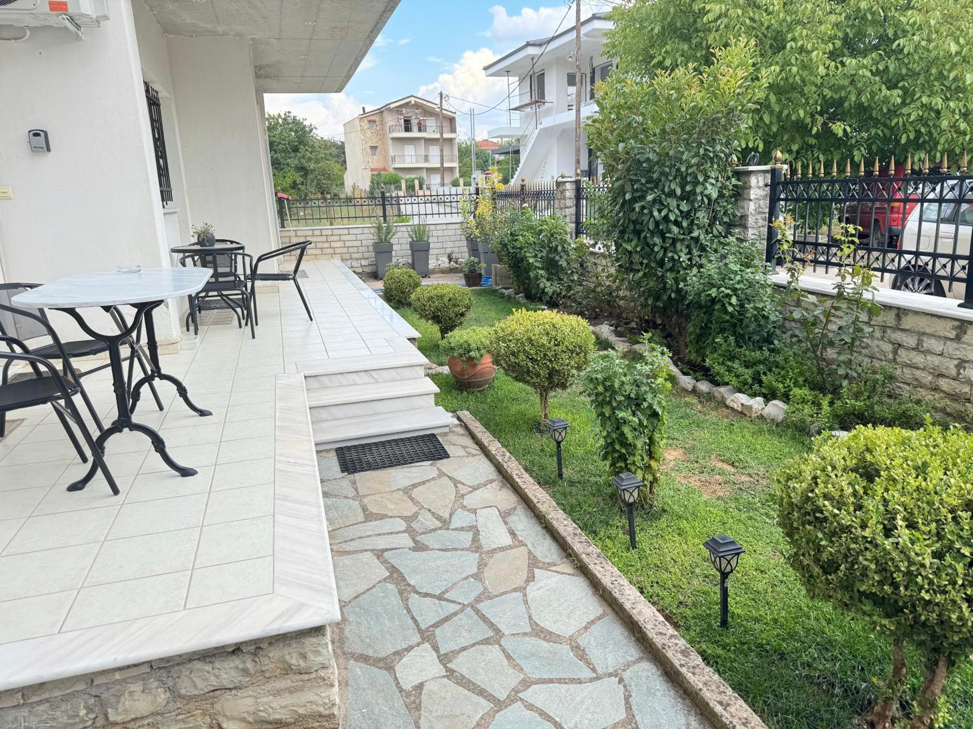 Petit House Under The Rocks Apartment Kalambaka Exterior photo